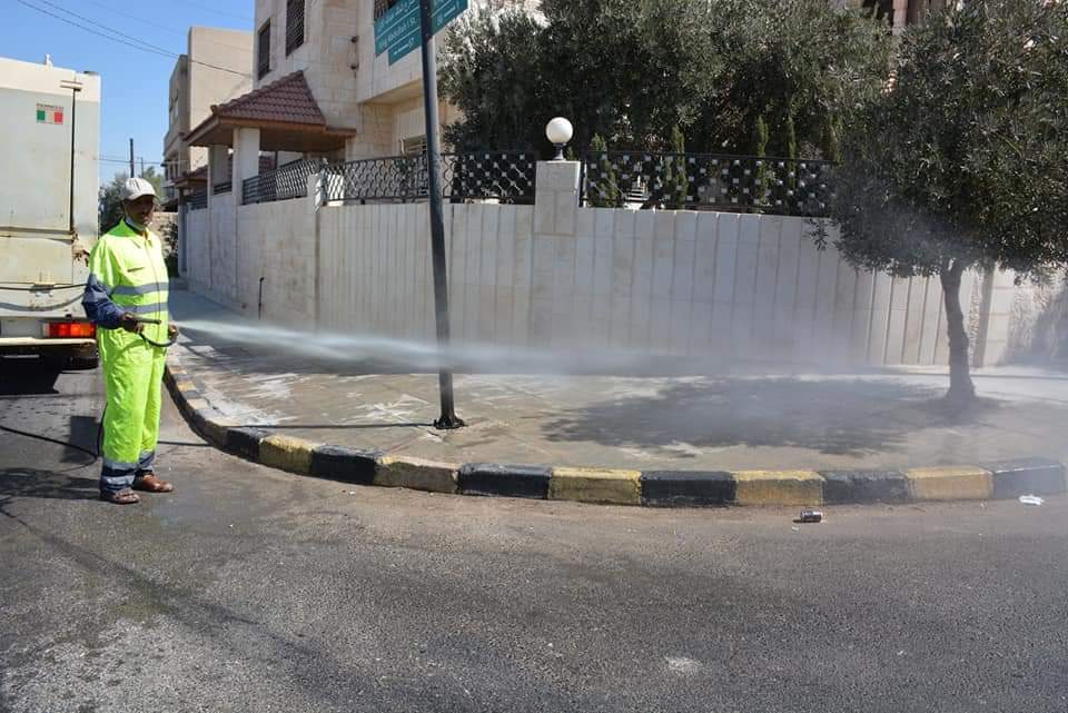 بلدية المفرق الكبرى والهيئات التطوعية تشارك بحملة بسواعدنا لنظافة المدينة .. صور 