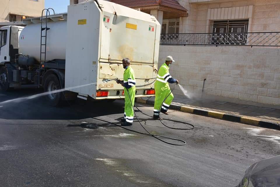 بلدية المفرق الكبرى والهيئات التطوعية تشارك بحملة بسواعدنا لنظافة المدينة .. صور 