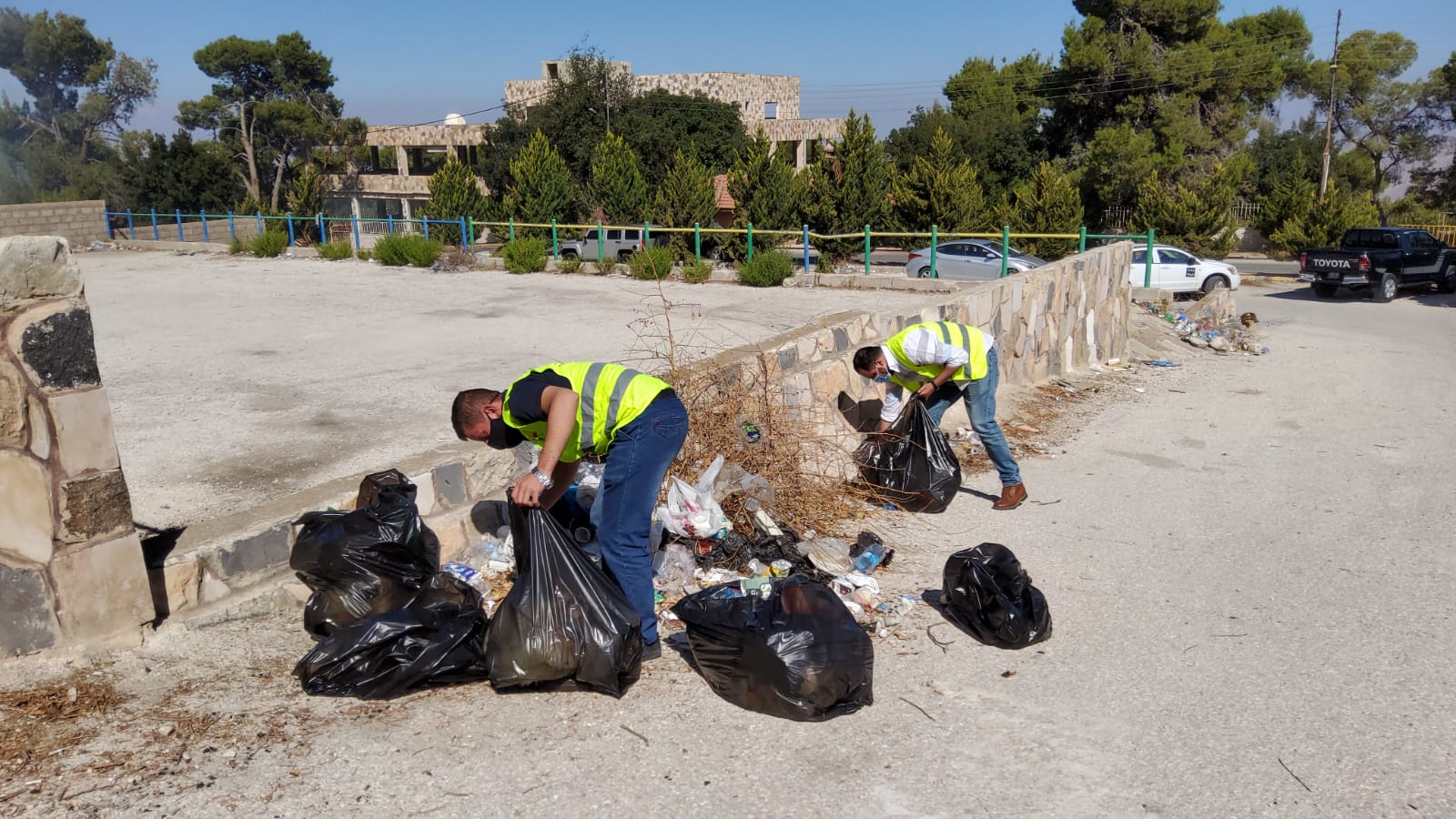 بلدية السلط تشارك بتنفيذ الحملة الوطنية بسواعدنا 