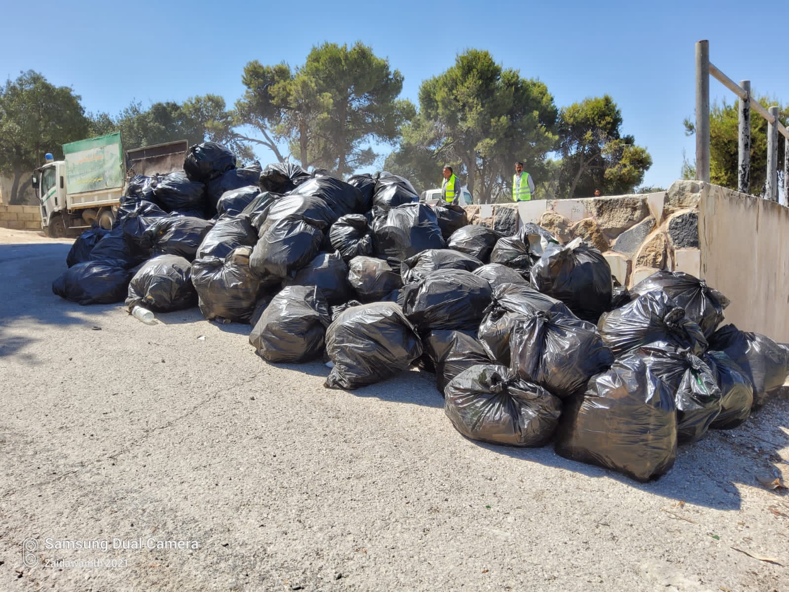 بلدية السلط تشارك بتنفيذ الحملة الوطنية بسواعدنا 