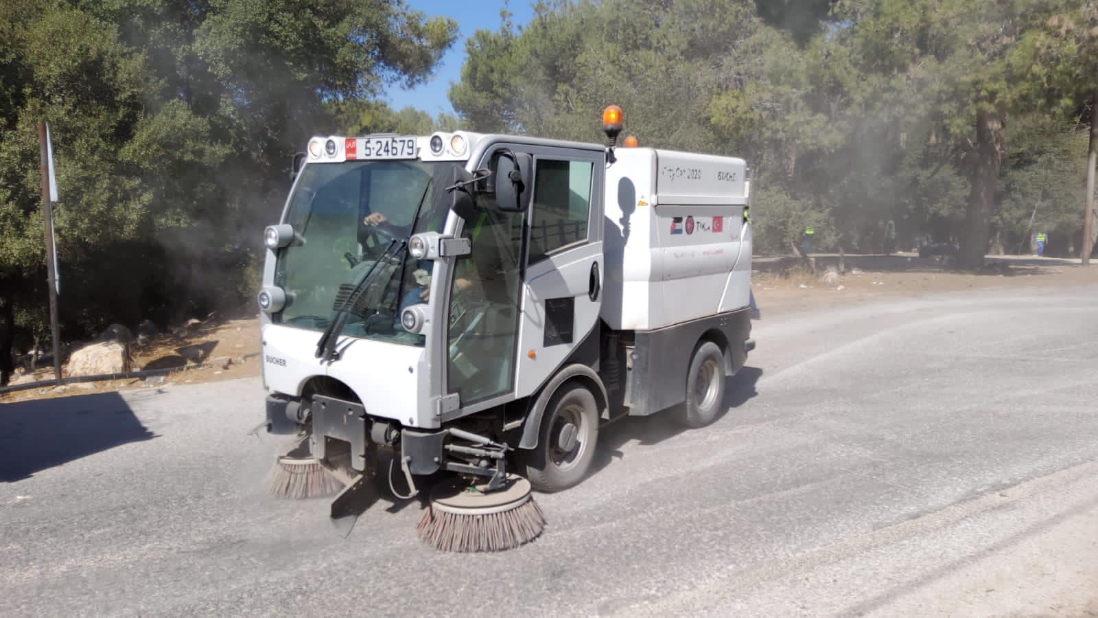 بلدية السلط تشارك بتنفيذ الحملة الوطنية بسواعدنا 