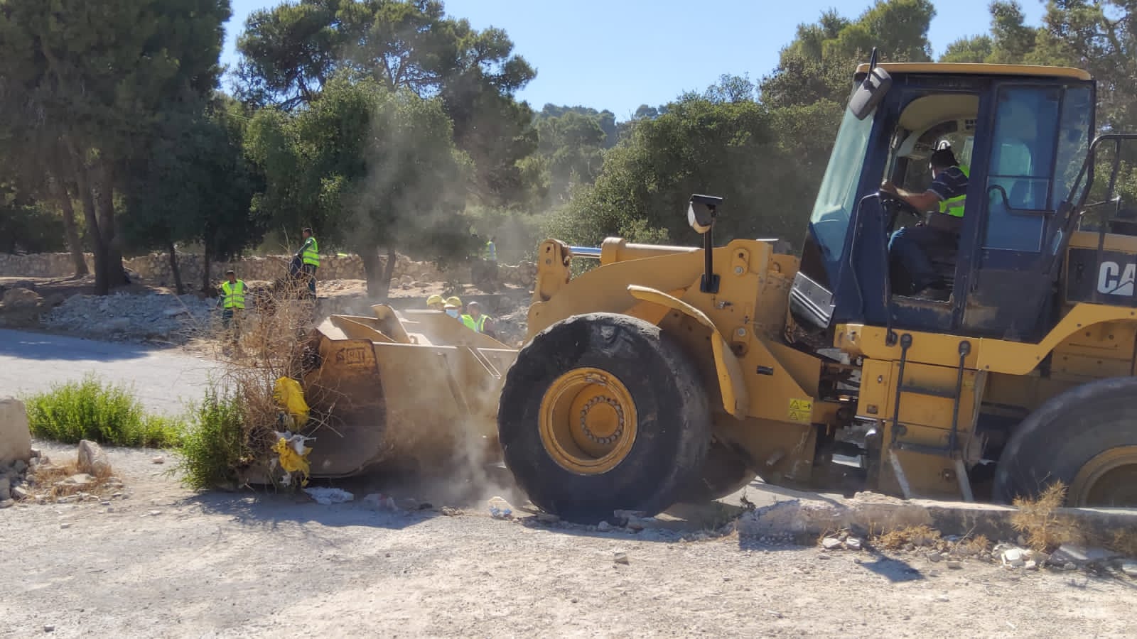 بلدية السلط تشارك بتنفيذ الحملة الوطنية بسواعدنا 