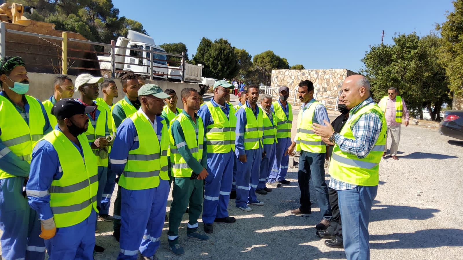 بلدية السلط تشارك بتنفيذ الحملة الوطنية بسواعدنا 