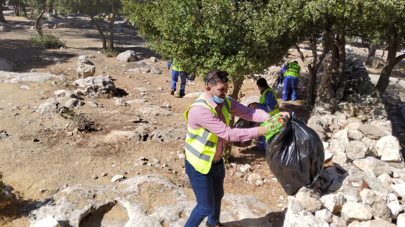 بلدية السلط تشارك بتنفيذ الحملة الوطنية بسواعدنا 