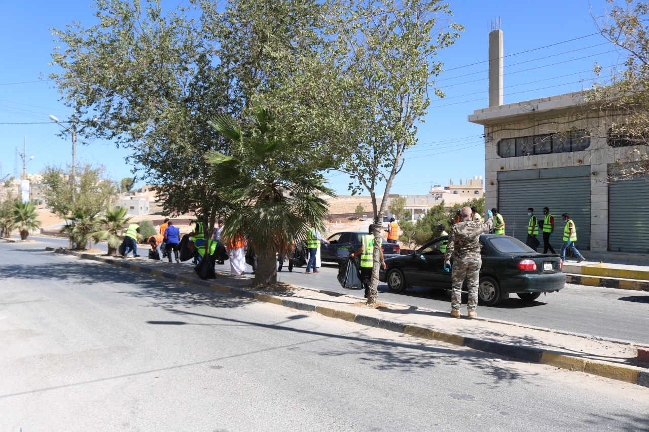 بلدية الموقر تشارك في الحملة الوطنية للنظافة بسواعدنا .. صور 