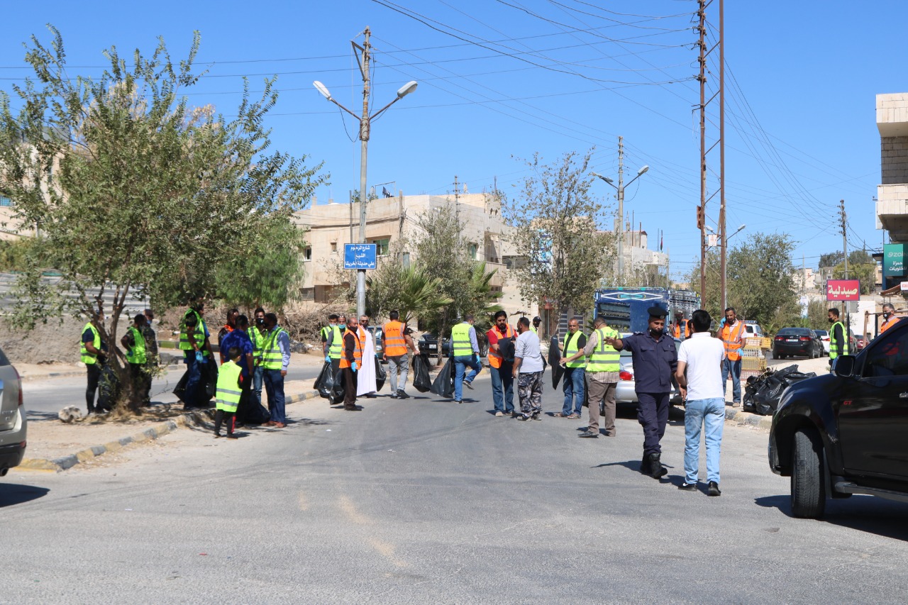 بلدية الموقر تشارك في الحملة الوطنية للنظافة بسواعدنا .. صور 