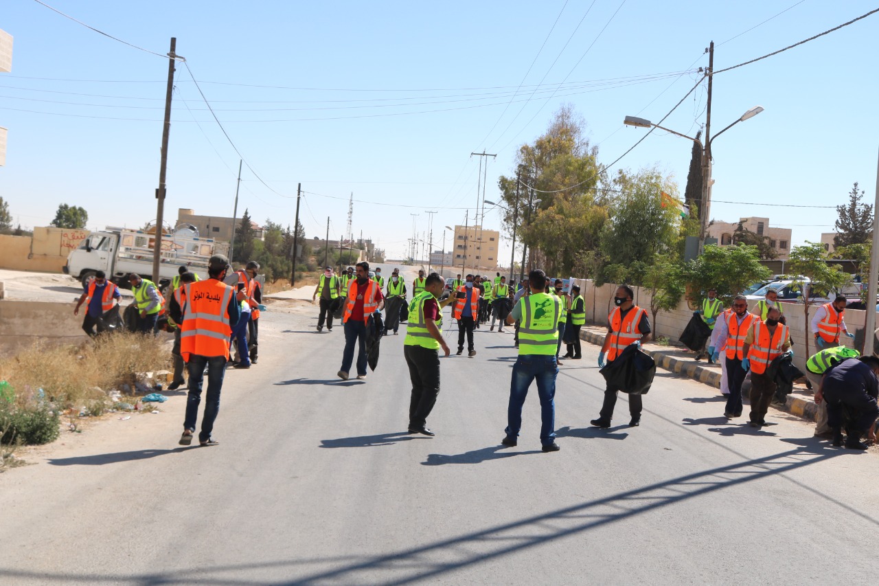 بلدية الموقر تشارك في الحملة الوطنية للنظافة بسواعدنا .. صور 