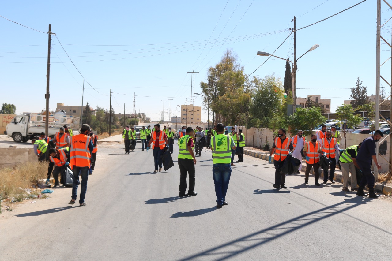 بلدية الموقر تشارك في الحملة الوطنية للنظافة بسواعدنا .. صور 