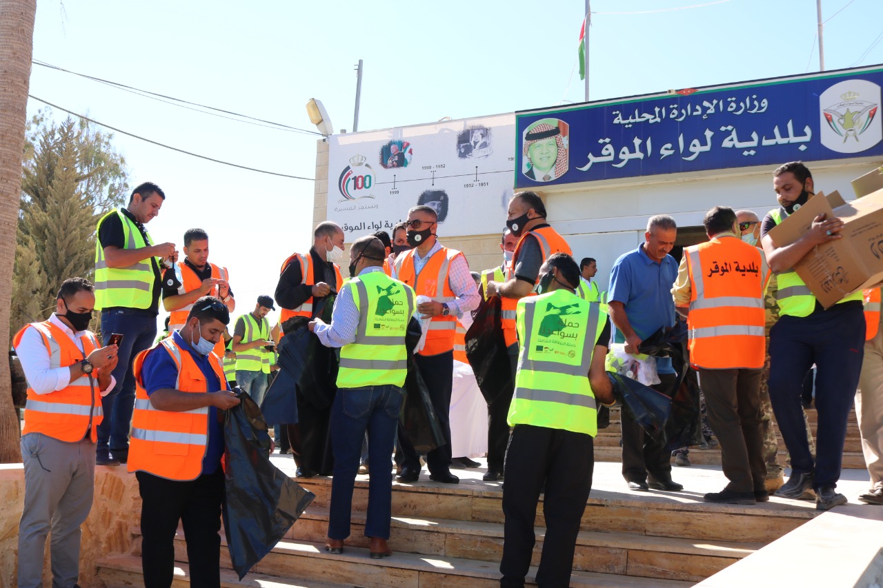 بلدية الموقر تشارك في الحملة الوطنية للنظافة بسواعدنا .. صور 