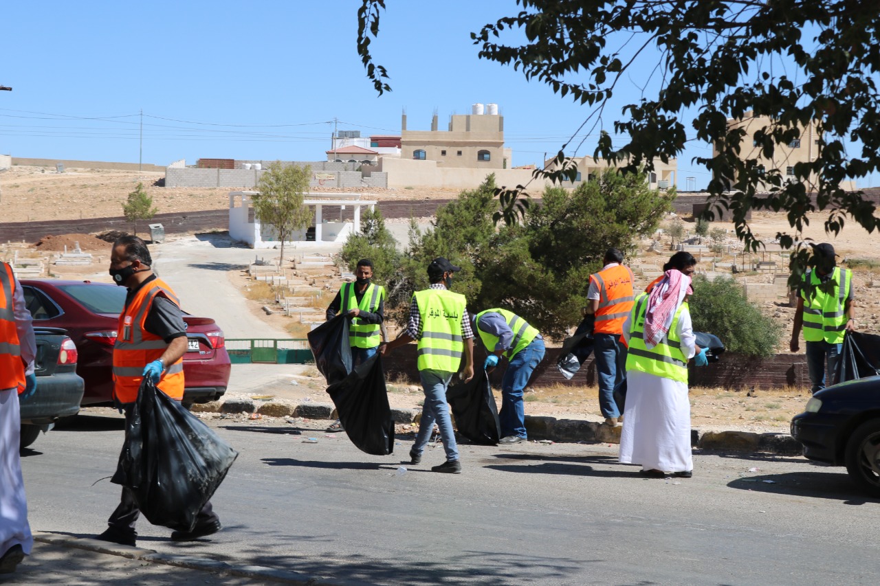 بلدية الموقر تشارك في الحملة الوطنية للنظافة بسواعدنا .. صور 