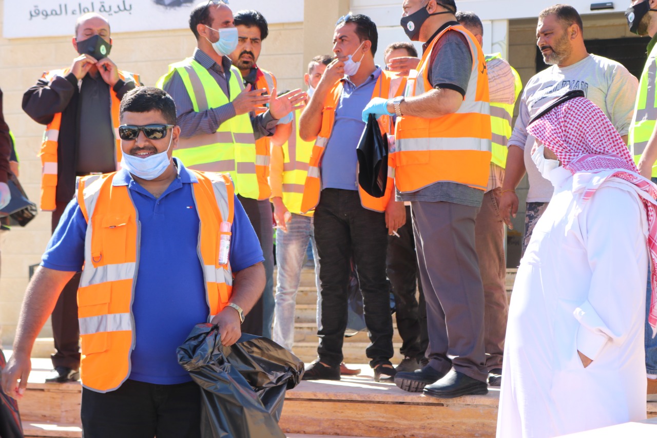 بلدية الموقر تشارك في الحملة الوطنية للنظافة بسواعدنا .. صور 