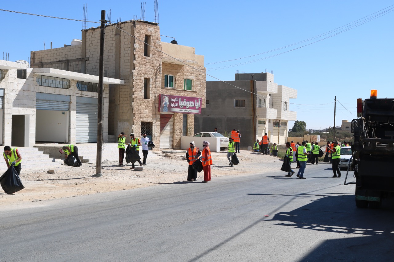 بلدية الموقر تشارك في الحملة الوطنية للنظافة بسواعدنا .. صور 