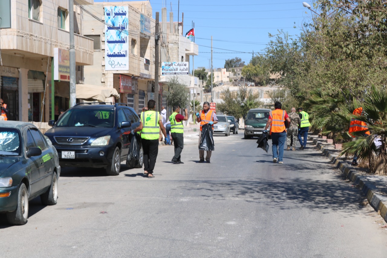 بلدية الموقر تشارك في الحملة الوطنية للنظافة بسواعدنا .. صور 