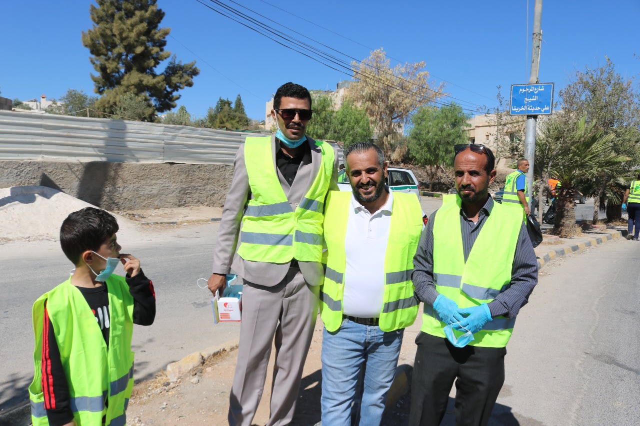 بلدية الموقر تشارك في الحملة الوطنية للنظافة بسواعدنا .. صور 