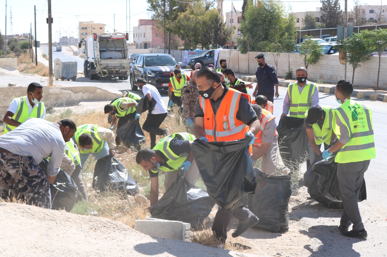 بلدية الموقر تشارك في الحملة الوطنية للنظافة بسواعدنا .. صور 