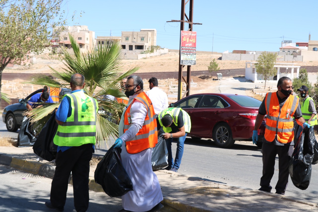 بلدية الموقر تشارك في الحملة الوطنية للنظافة بسواعدنا .. صور 
