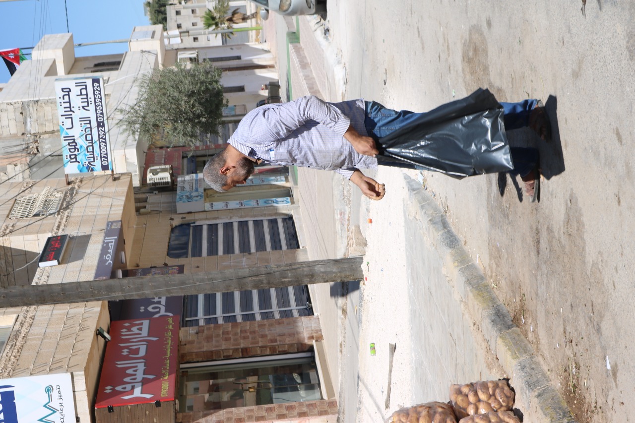 بلدية الموقر تشارك في الحملة الوطنية للنظافة بسواعدنا .. صور 