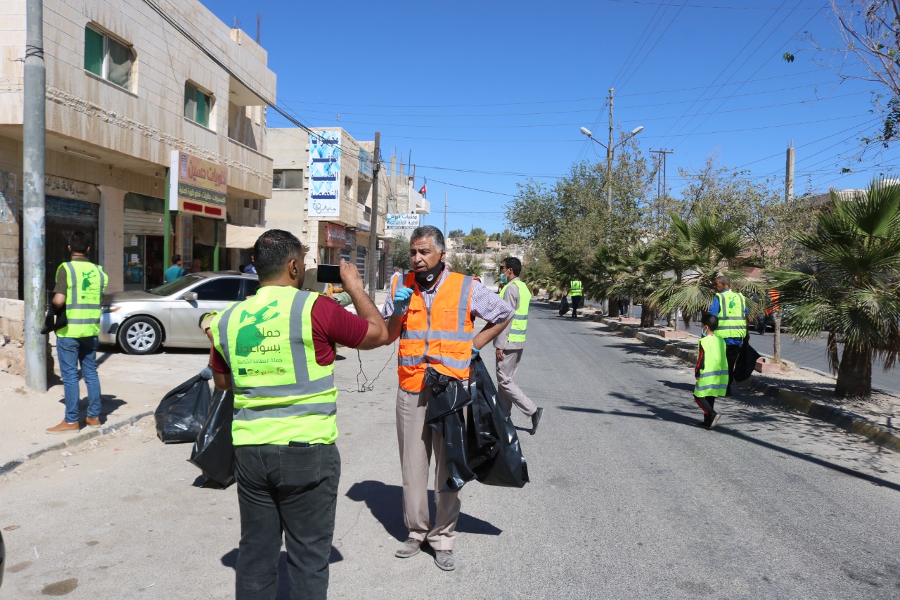 بلدية الموقر تشارك في الحملة الوطنية للنظافة بسواعدنا .. صور 