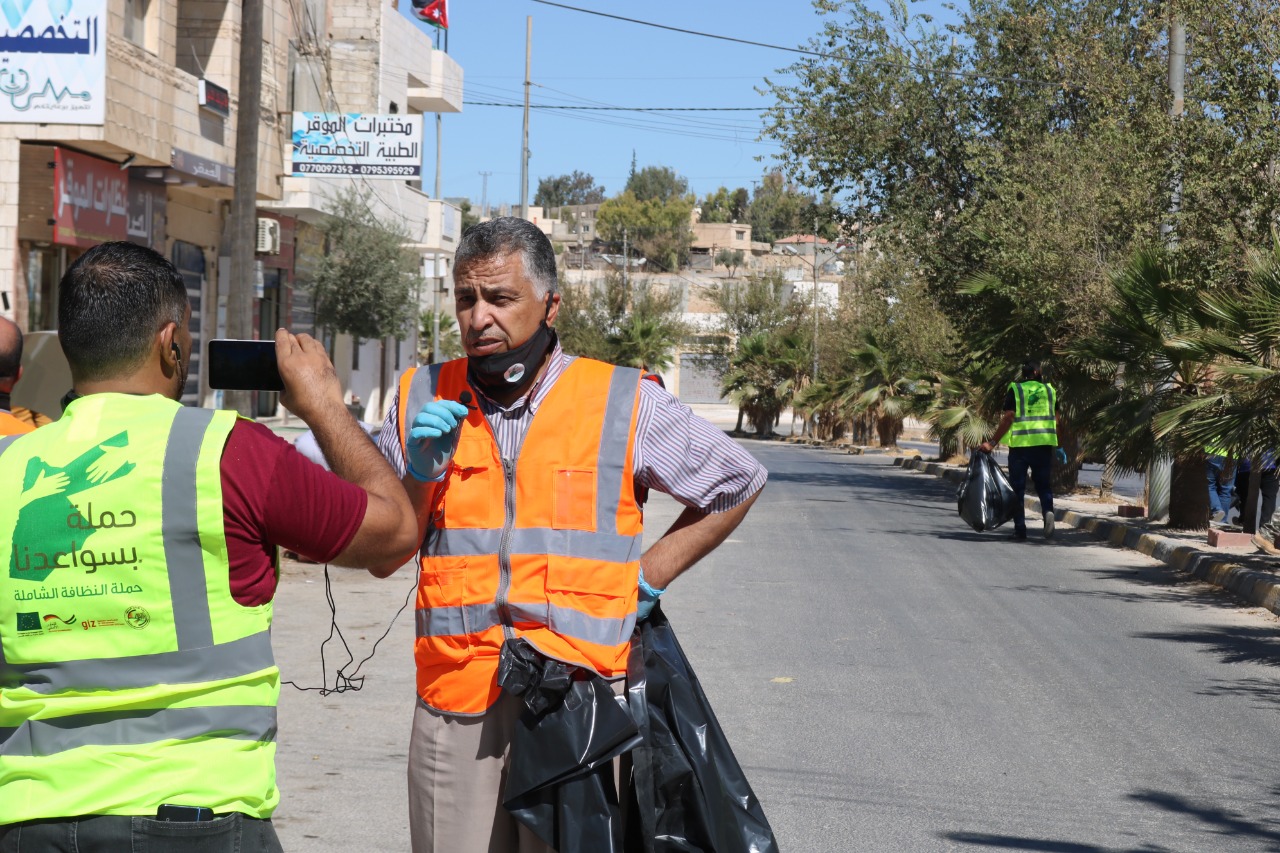 بلدية الموقر تشارك في الحملة الوطنية للنظافة بسواعدنا .. صور 