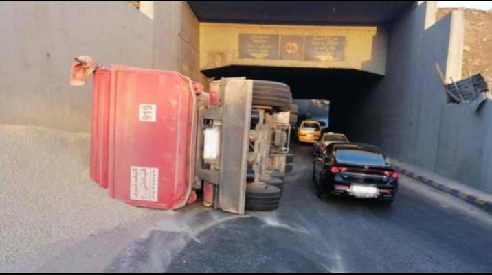 تدهور مركبة شحن يغلق نفق الملتقى (الدوار  الثامن )