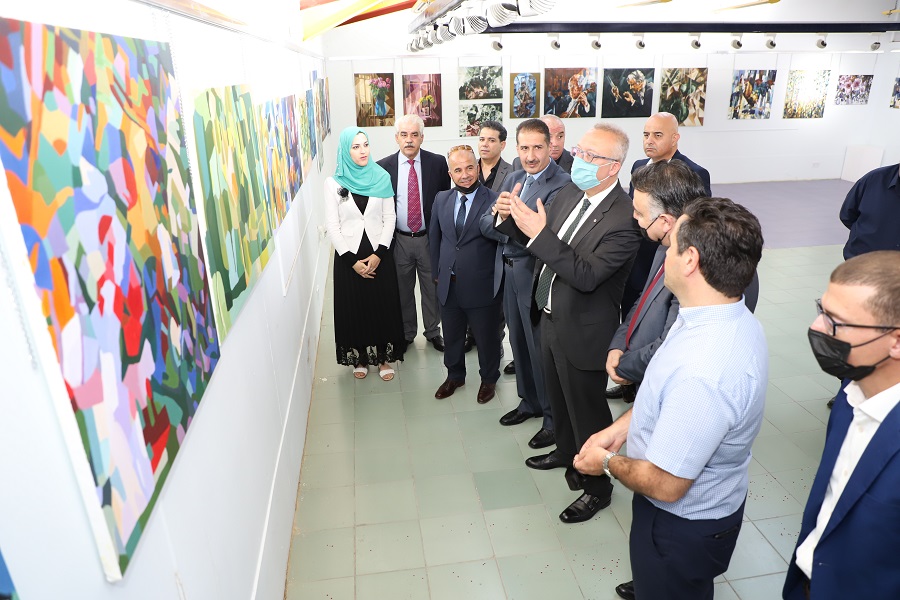 رئيس جامعة اليرموك يفتتح معرض مشاريع التخرج لطلبة الفوج 42 من قسم الفنون التشكيلية
