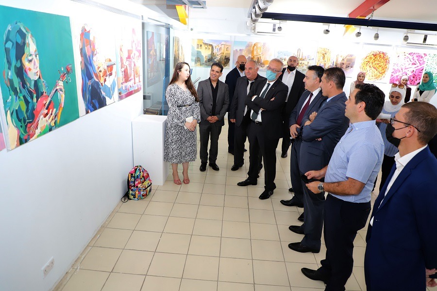 رئيس جامعة اليرموك يفتتح معرض مشاريع التخرج لطلبة الفوج 42 من قسم الفنون التشكيلية