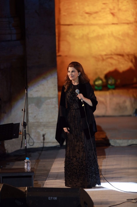 لحظة سقوط ماجده الرومي على خشبه المسرح بمهرجان جرش .. فيديو