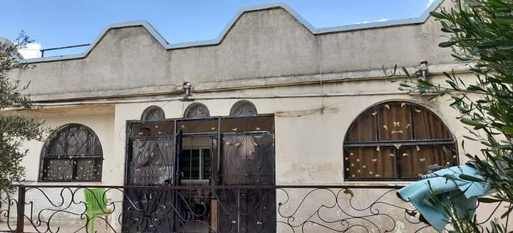 مواطن يعرض بيته كهدية مقابل توظيف أبنائه الثلاث