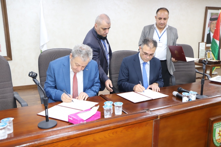 بحضور محافظ عجلون .. البلقاء التطبيقية: اتفاقية إحالة عطاء مبنى القاعات الصفية بمساحة 8350م2