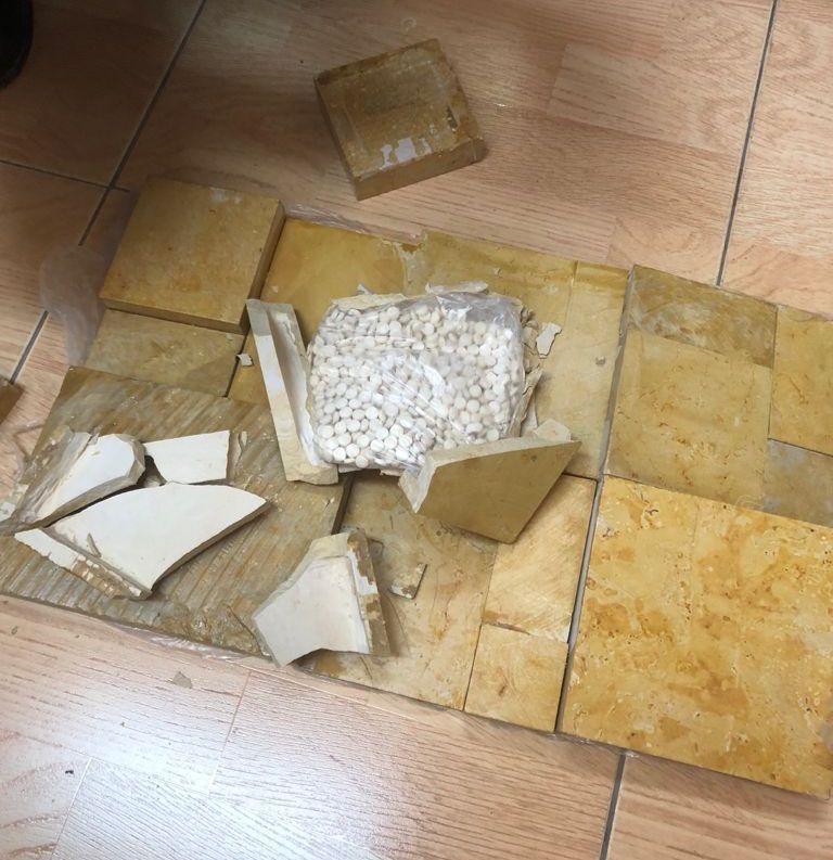  ضبط 60 ألف حبة مخدرة في إحدى الشقق المهجورة بالعاصمة