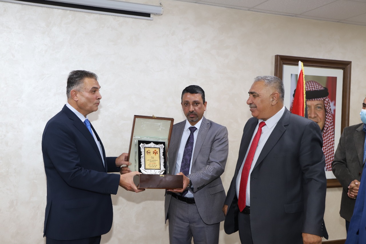 بحضور محافظ عجلون .. البلقاء التطبيقية: اتفاقية إحالة عطاء مبنى القاعات الصفية بمساحة 8350م2 