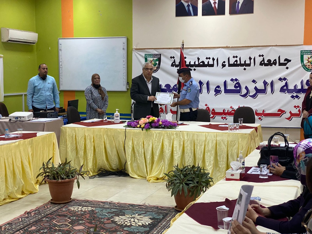 كلية الزرقاء الجامعية تشارك في حملة معا نصل آمنين