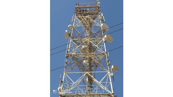 ‏3 شبان يحاولون الإنتحار من أعلى برج إتصالات في معان _فيديو