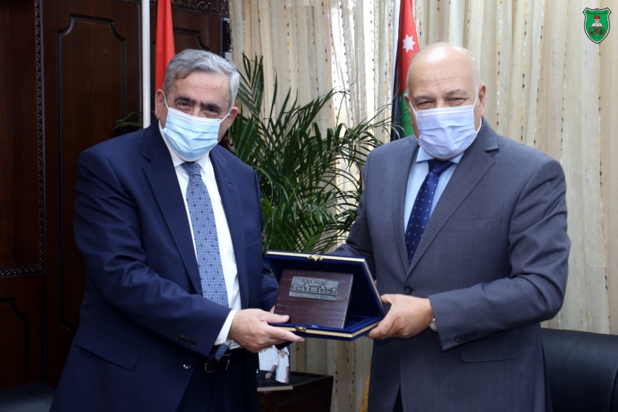 الجامعة الأردنية تبحث تعزيز التعاون مع إتحاد الجامعات العربية