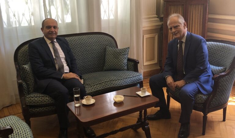 العضايلة ونظيره اليوناني يبحثان العلاقات الثنائية