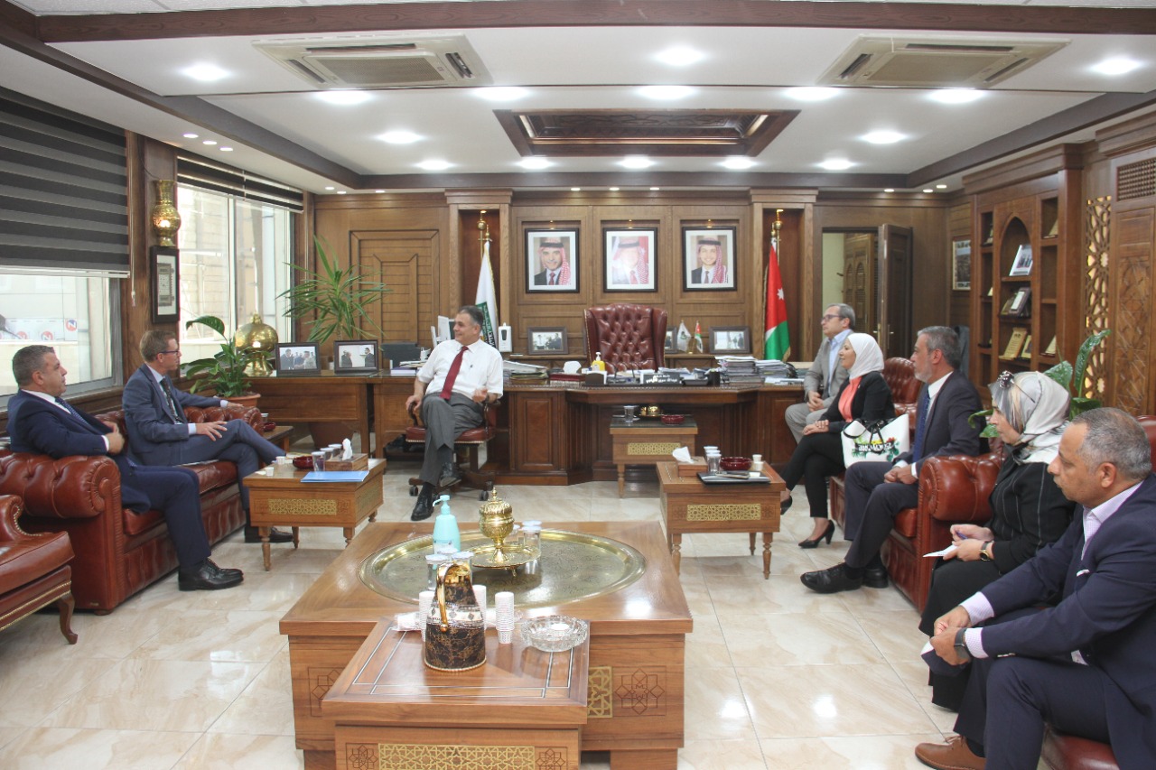 رئيس جامعة البلقاء التطبيقية يستقبل المنسق المقيم للأمم المتحدة ومنسق الشؤون الإنسانية