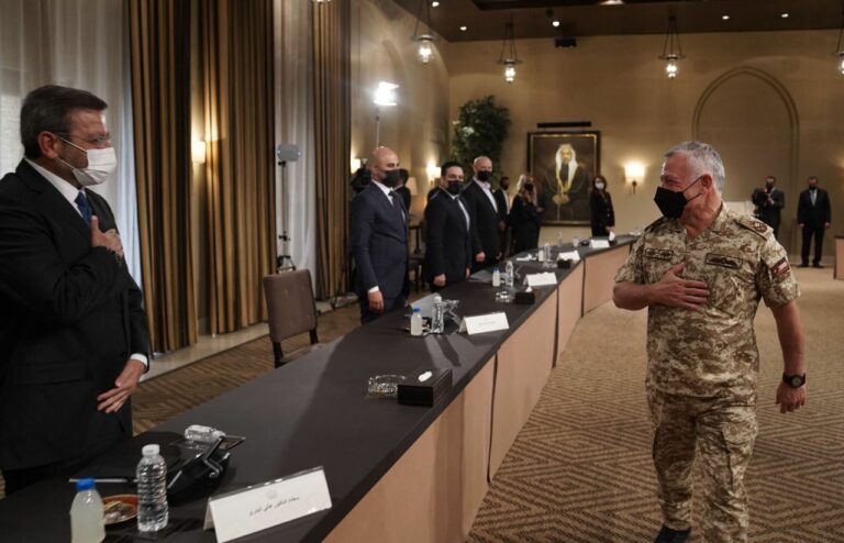 الملك يلتقي إعلاميين