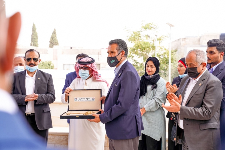 مندوباً عن ولي العهد .. وزير السياحة يتسلم مفتاح السياحة العربية لعام 2022 بمحافظة مأدبا