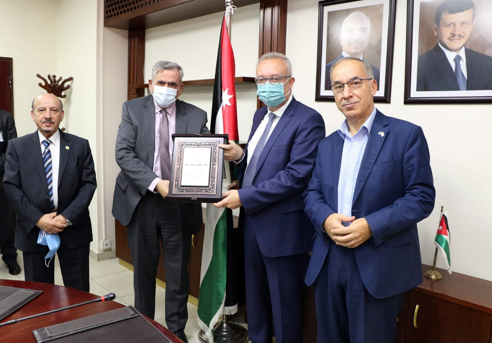 مستشفى الجامعة الأردنية تُكرّم الدكتور إسلام مساد 