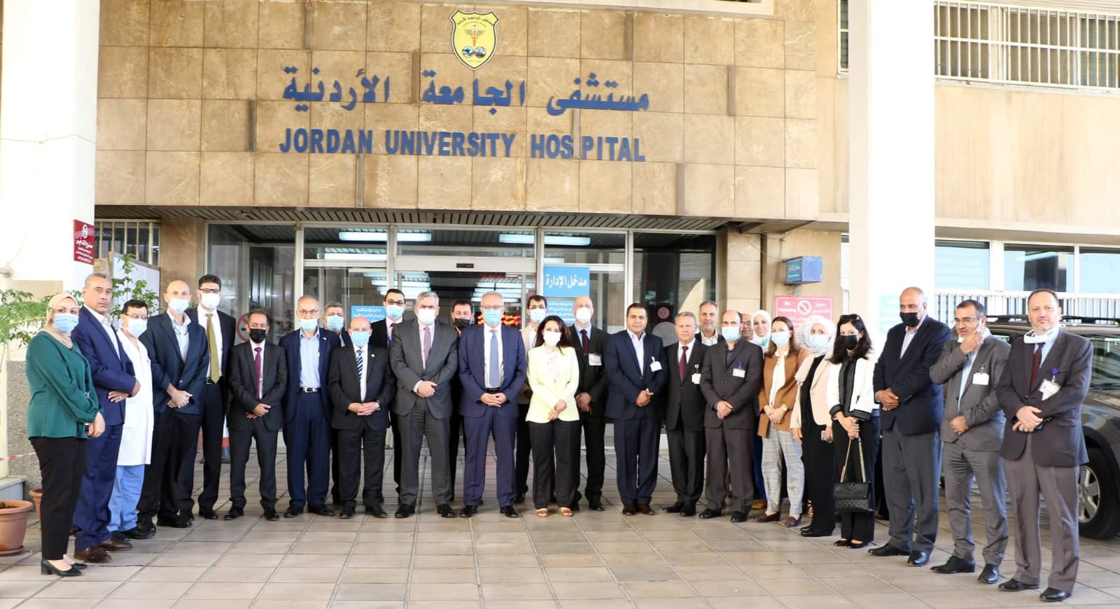 مستشفى الجامعة الأردنية تُكرّم الدكتور إسلام مساد 