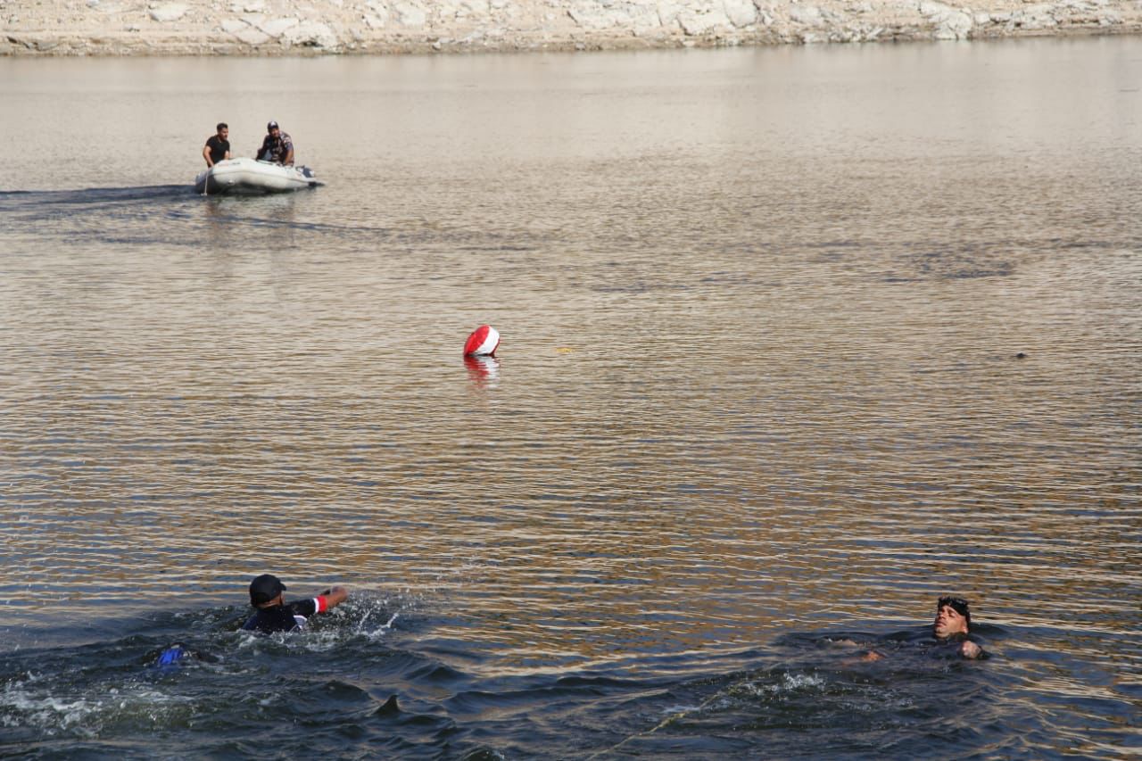 جهود مضنية من قبل الفرق المتخصصة في العثور على جثة الشاب الغريق في سد الملك طلال 