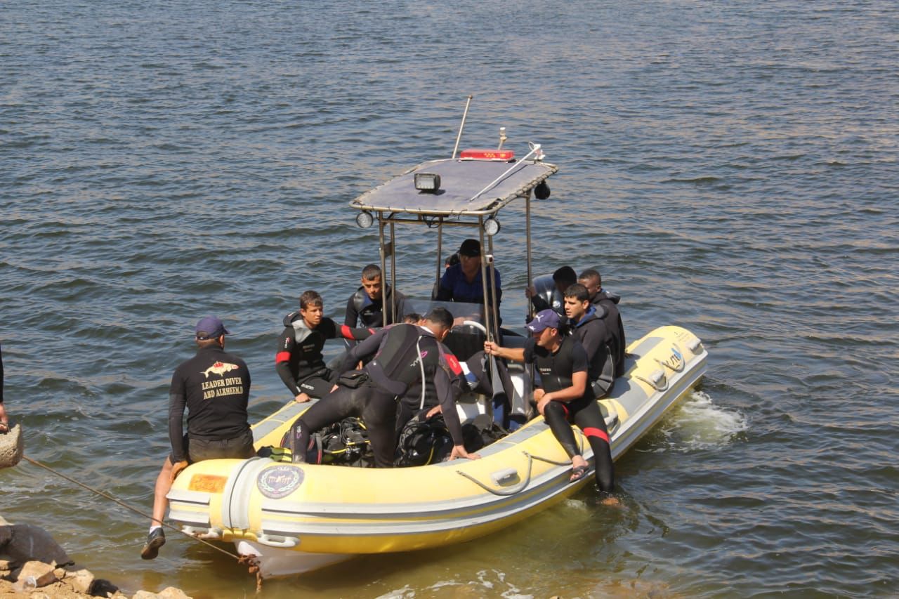 جهود مضنية من قبل الفرق المتخصصة في العثور على جثة الشاب الغريق في سد الملك طلال 