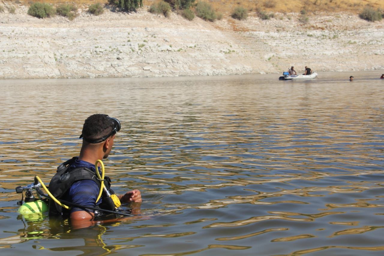 جهود مضنية من قبل الفرق المتخصصة في العثور على جثة الشاب الغريق في سد الملك طلال 