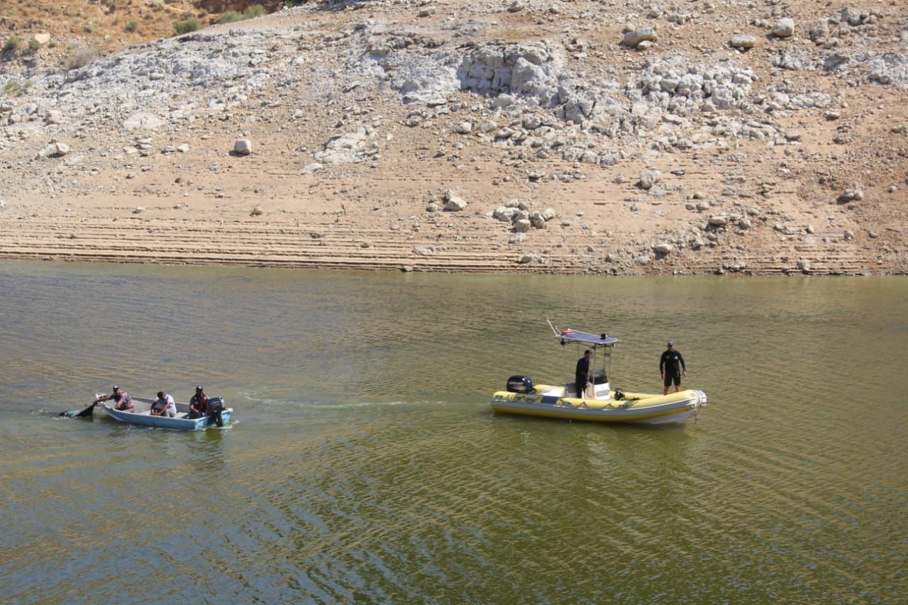 جهود مضنية من قبل الفرق المتخصصة في العثور على جثة الشاب الغريق في سد الملك طلال 