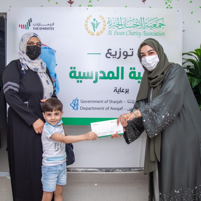 عجمان .. الإحسان الخيرية تستمر في توزيع «مستلزمات الحقيبة المدرسية»