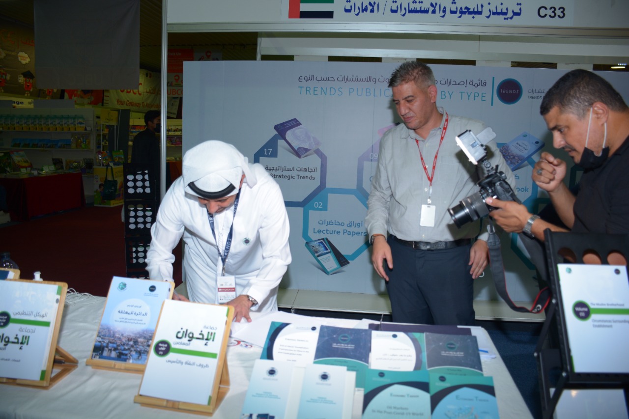 مسؤولون وباحثون وكتّاب يزورون جناح مركز تريندز في عمَّان للكتاب ويشيدون بمستوى الإصدارات العالمي