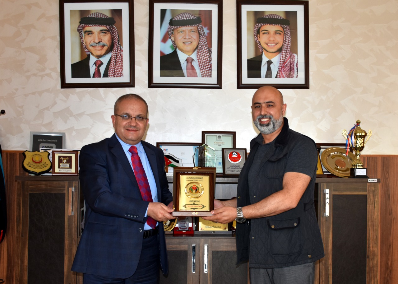 سمو الأمير مرعد بن رعد يكرم رئيس جامعة جدارا 