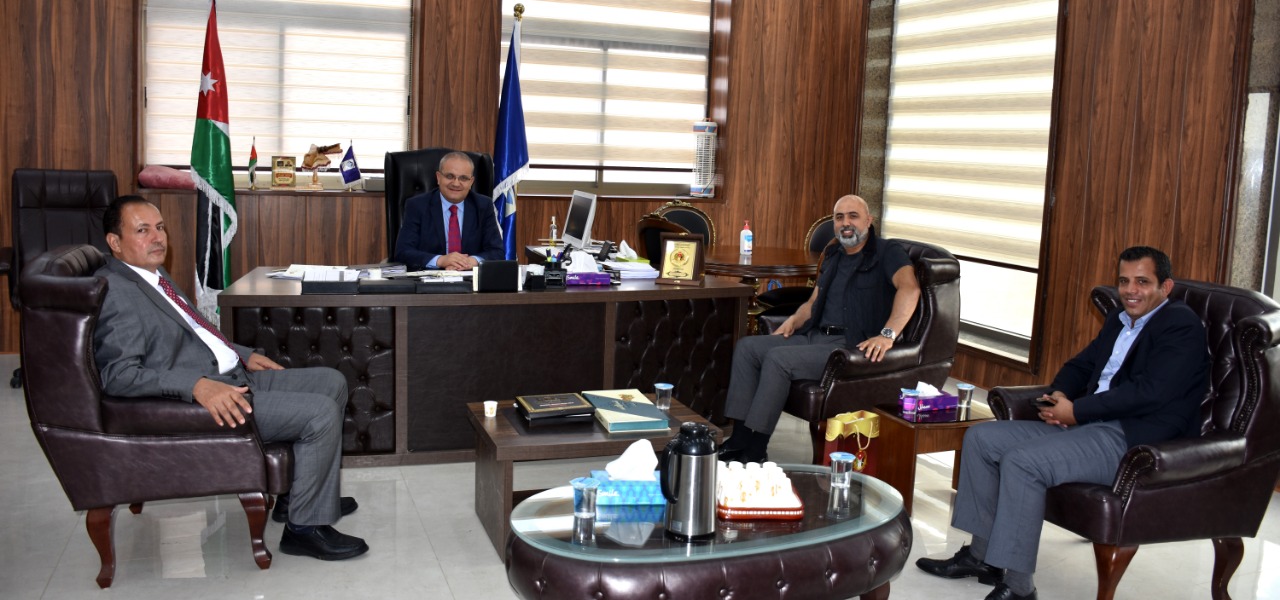 سمو الأمير مرعد بن رعد يكرم رئيس جامعة جدارا 