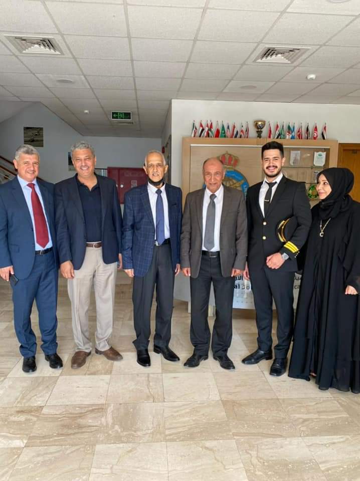 السيد عواد خليف السرحان وعائلته يهنئون نجلهم الكابتن خليف بتخرجه من أكاديمية الطيران الملكية الأردنية 