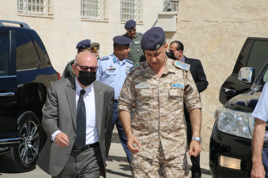 وزير الاشغال العامة والاسكان يزور مركز الإسعاف الجوي الأردني